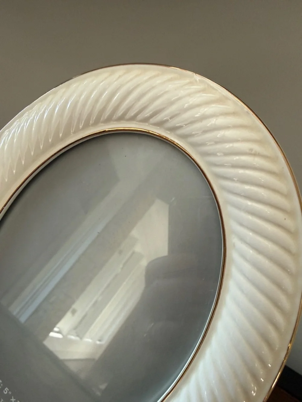 Classic White Gold Trim Porcelain Oval Photo Frame Lennox Style for 5”x7” pic